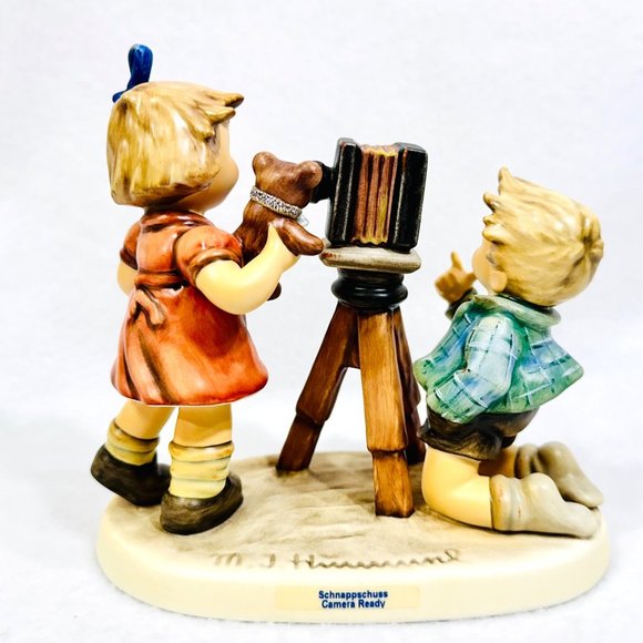 Goebel Hummel #2132 "Camera Ready" 25th Anniversary Edition TMK8 - Picture 6 of 16